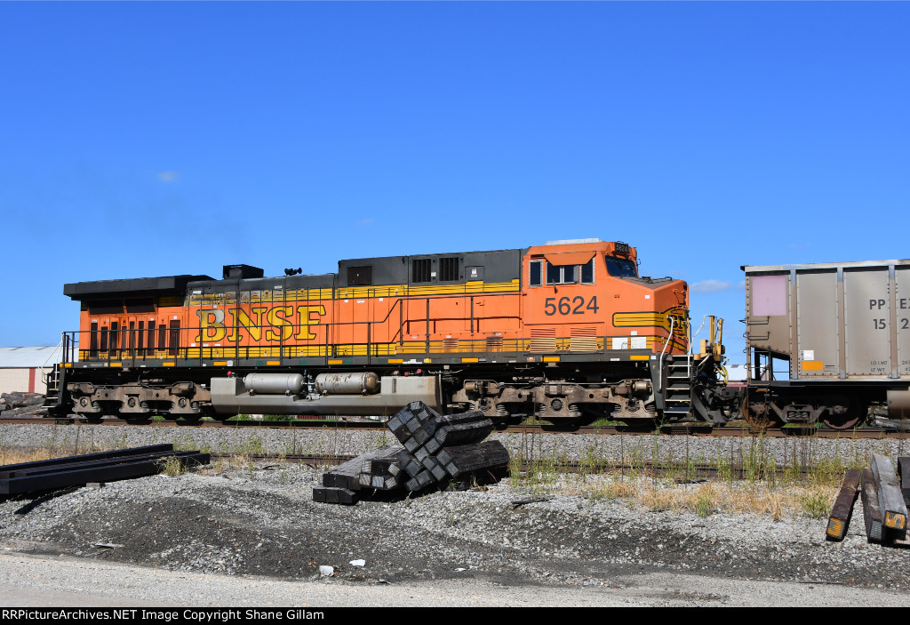 BNSF 5624 Roster shot.